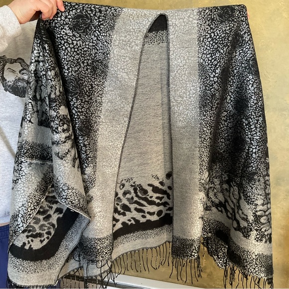 Metallic Leopard Fringe Draped Wrap Poncho - Picture 4 of 7